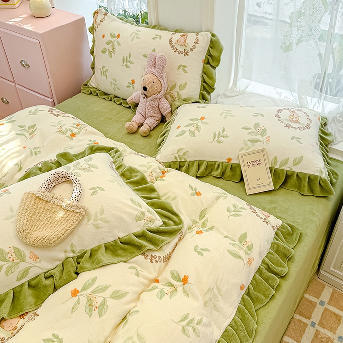 91家纺网 家纺一手货源 找家纺 归属 2025新款韩版花边牛奶绒四件套 叶伴萌兔