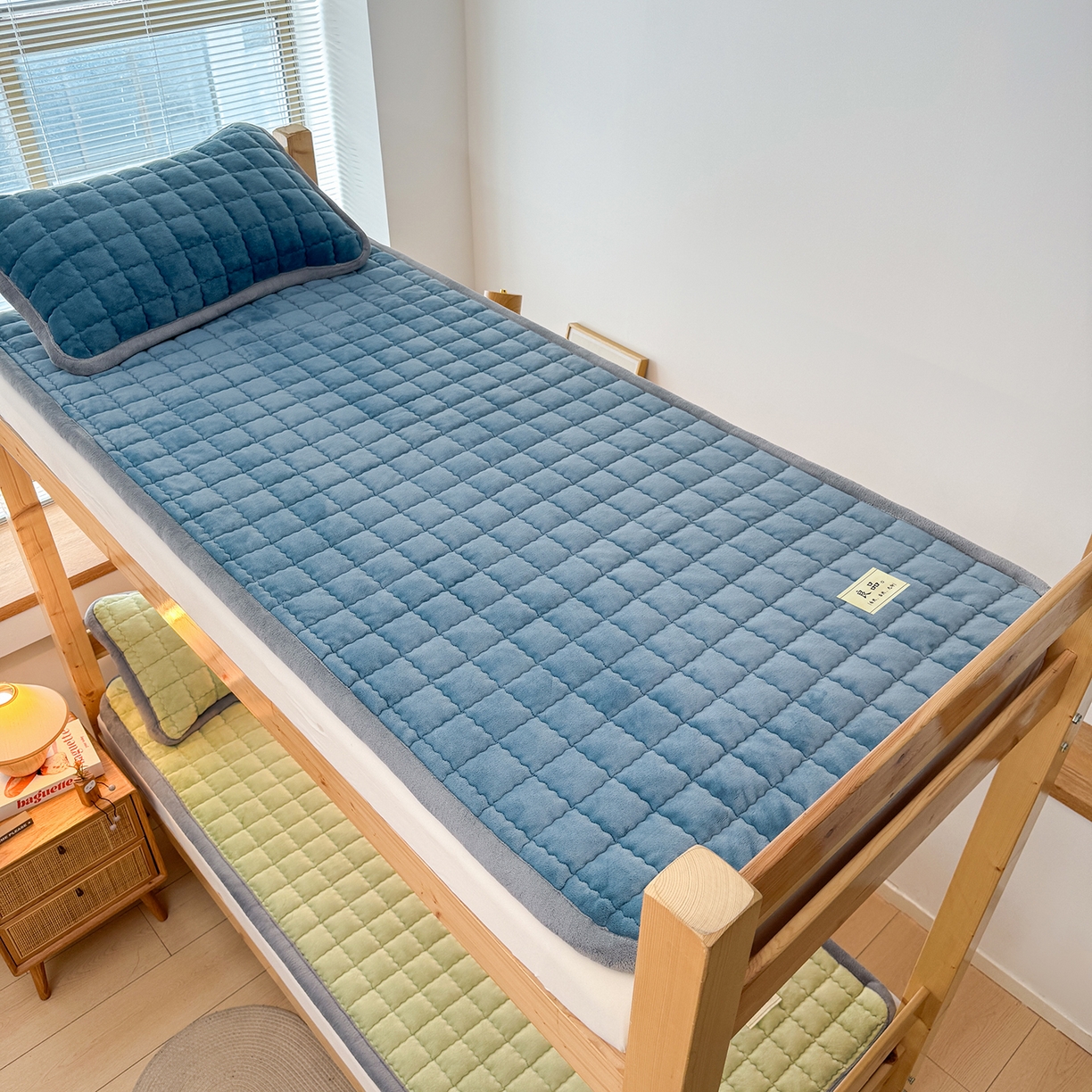 91家纺网 家纺一手货源 找家纺 喜居 【加厚200g夹棉】2025新款无印风良品牛奶绒床垫床褥子 良品-海茵蓝