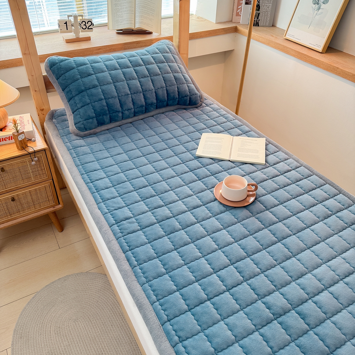 91家纺网 家纺一手货源 找家纺 喜居 【加厚200g夹棉】2025新款无印风良品牛奶绒床垫床褥子 良品-海茵蓝