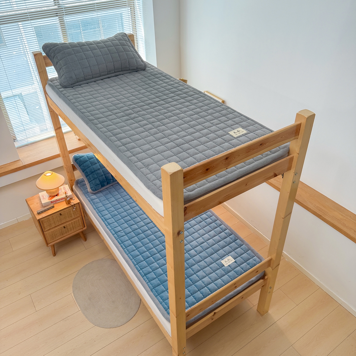 91家纺网 家纺一手货源 找家纺 喜居 【加厚200g夹棉】2025新款无印风良品牛奶绒床垫床褥子 良品-海茵蓝