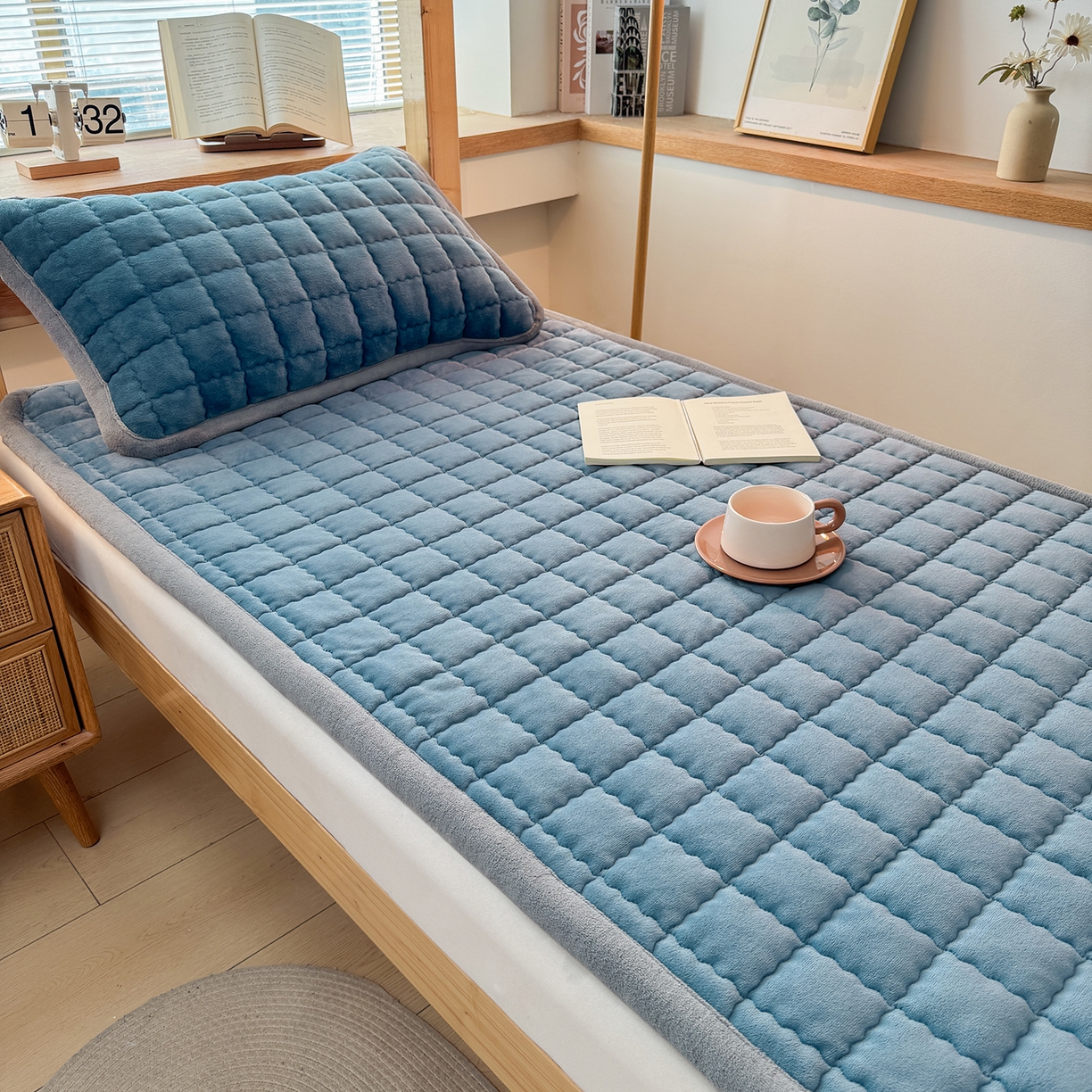 91家纺网 家纺一手货源 找家纺 喜居 【加厚200g夹棉】2025新款无印风良品牛奶绒床垫床褥子 良品-海茵蓝