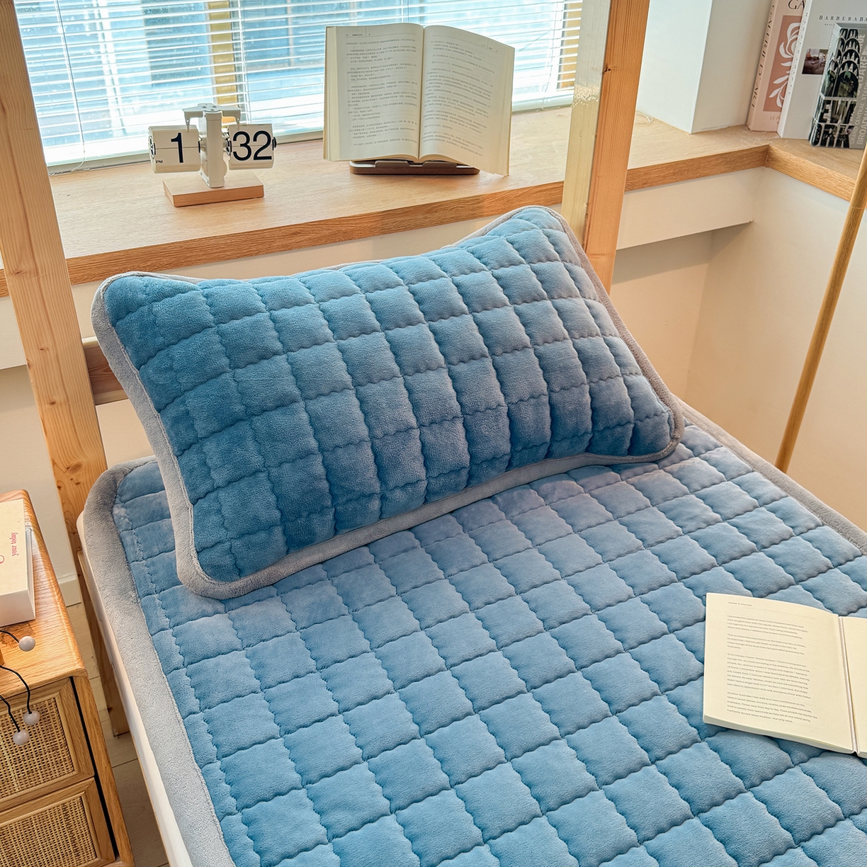 91家纺网 家纺一手货源 找家纺 喜居 【加厚200g夹棉】2025新款无印风良品牛奶绒床垫床褥子 良品-海茵蓝