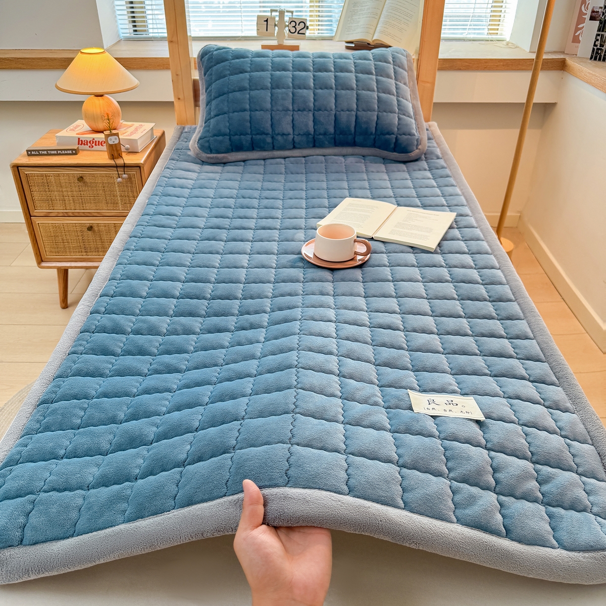 91家纺网 家纺一手货源 找家纺 喜居 【加厚200g夹棉】2025新款无印风良品牛奶绒床垫床褥子 良品-海茵蓝