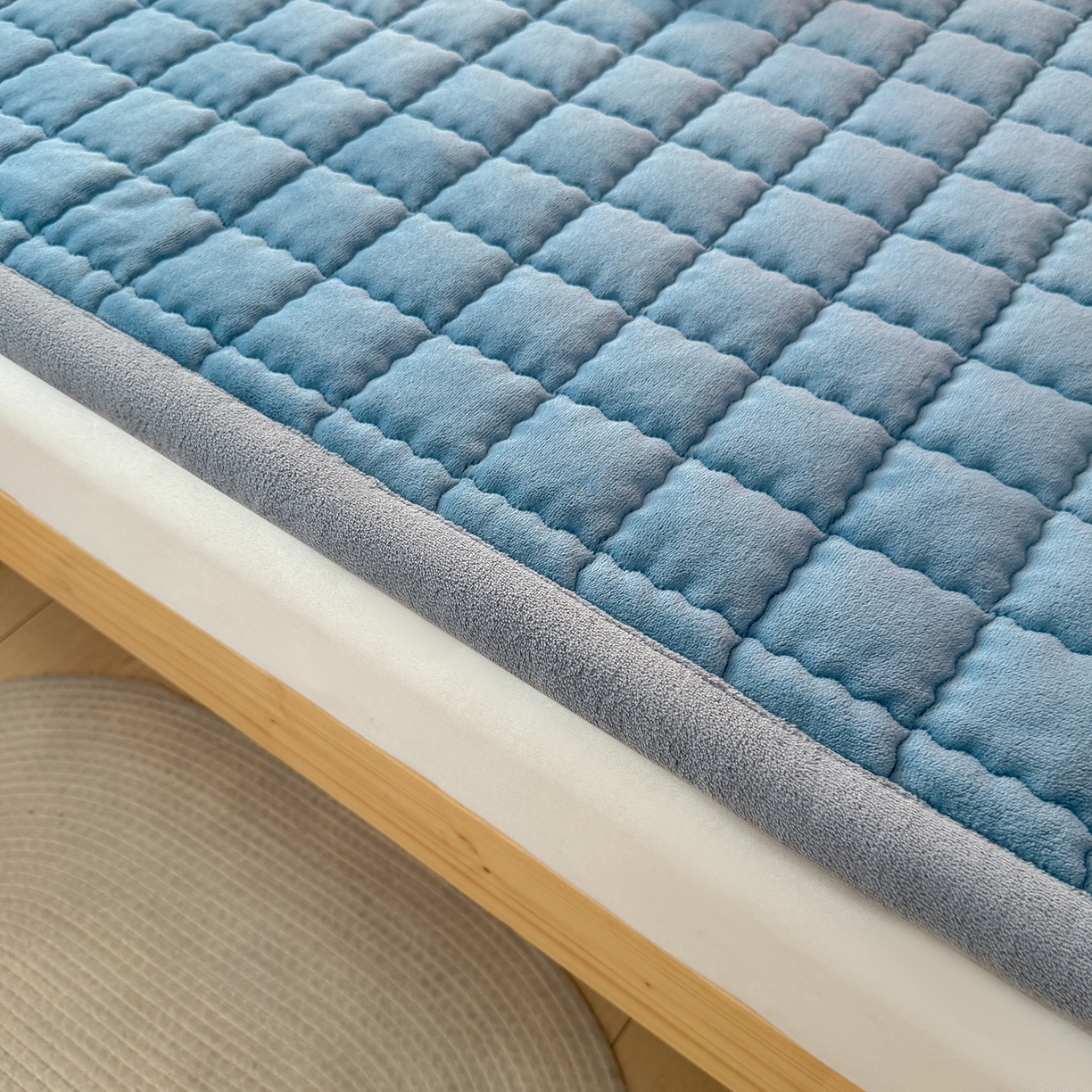 91家纺网 家纺一手货源 找家纺 喜居 【加厚200g夹棉】2025新款无印风良品牛奶绒床垫床褥子 良品-海茵蓝