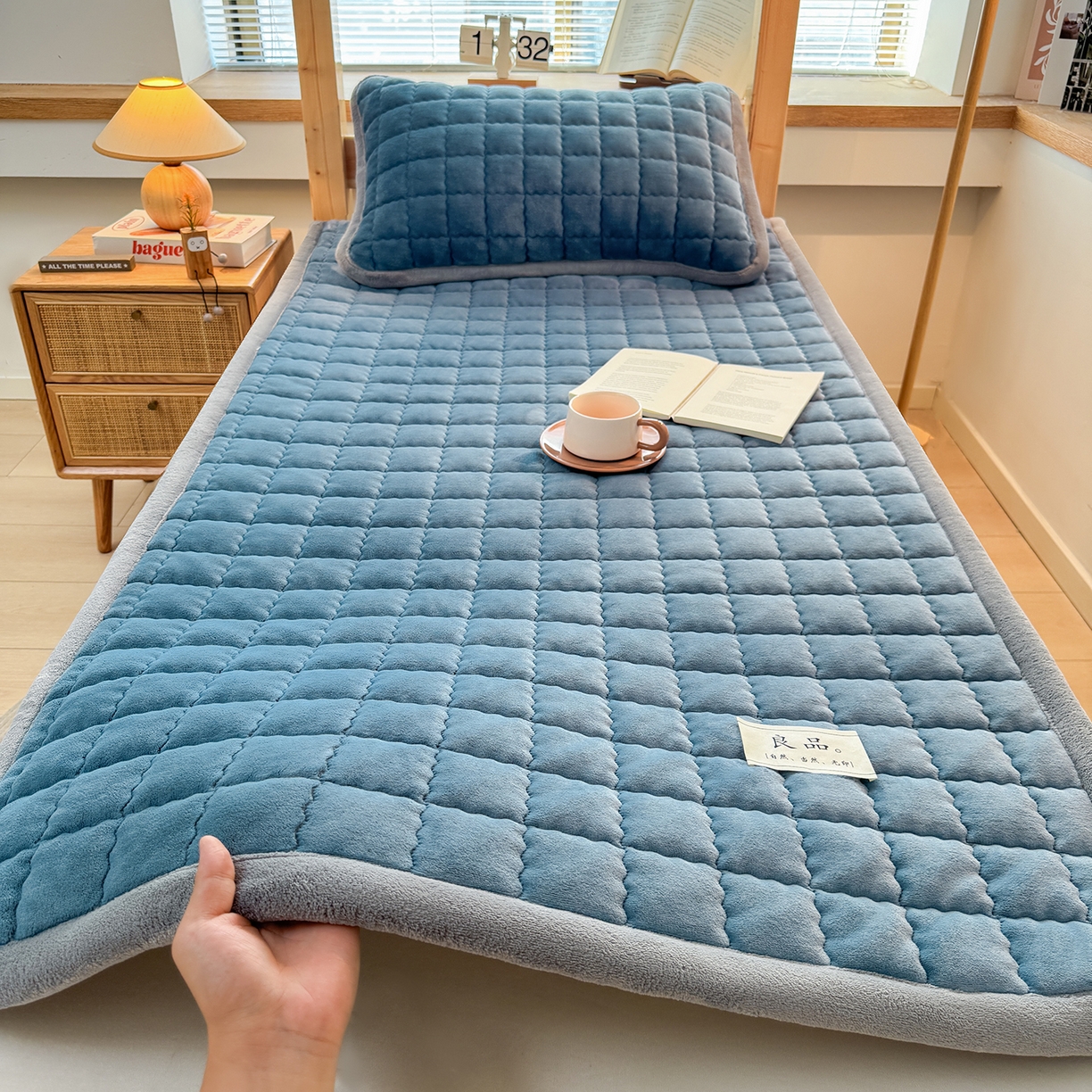91家纺网 家纺一手货源 找家纺 喜居 【加厚200g夹棉】2025新款无印风良品牛奶绒床垫床褥子 良品-海茵蓝