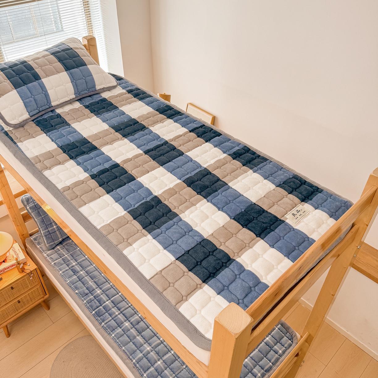 91家纺网 家纺一手货源 找家纺 喜居 【加厚200g夹棉】2025新款无印风良品牛奶绒床垫床褥子 良品-蓝咖格