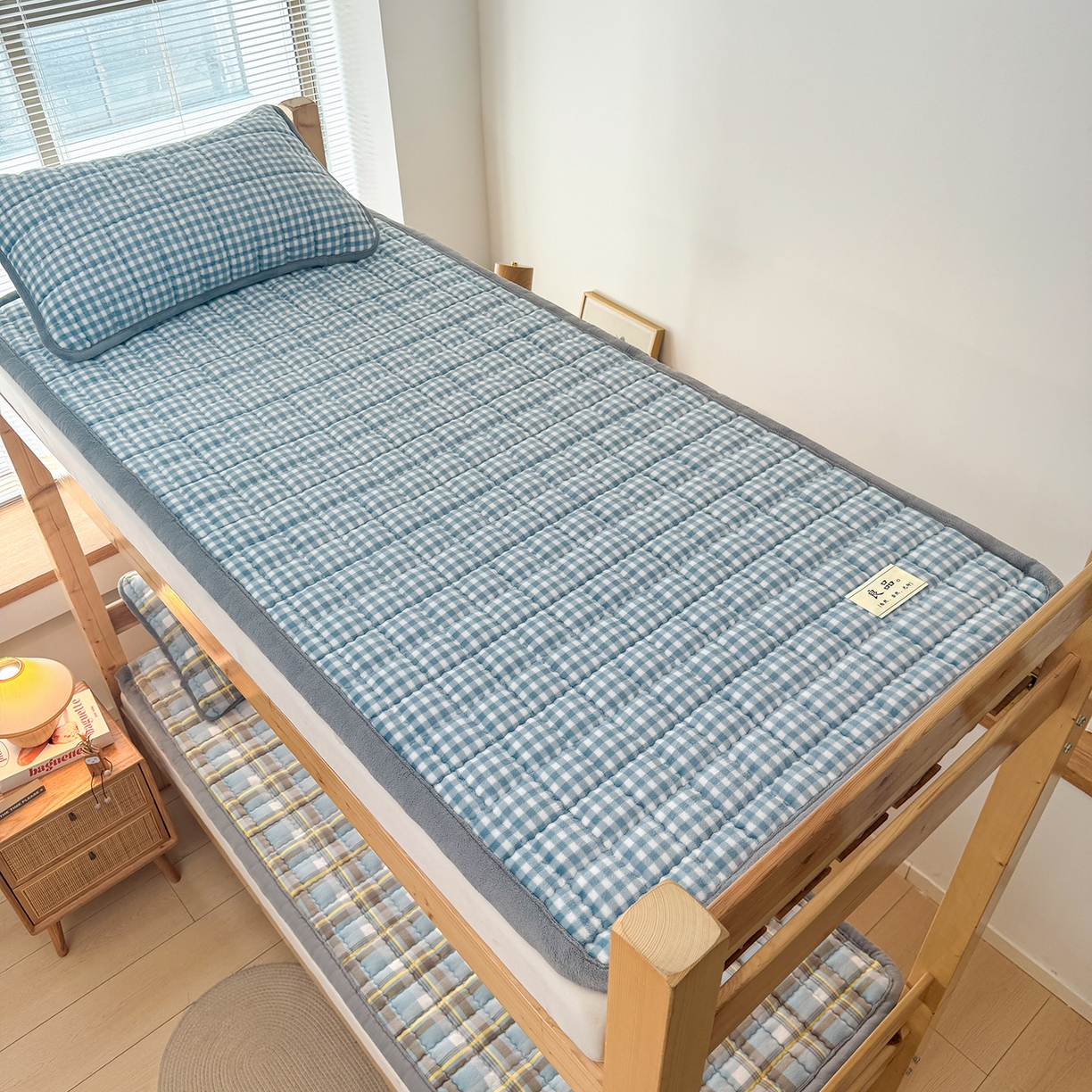 91家纺网 家纺一手货源 找家纺 喜居 【加厚200g夹棉】2025新款无印风良品牛奶绒床垫床褥子 良品-蓝小格