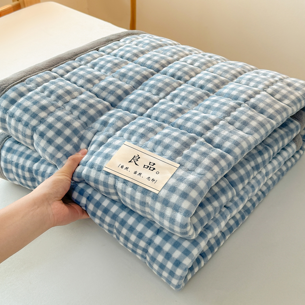 91家纺网 家纺一手货源 找家纺 喜居 【加厚200g夹棉】2025新款无印风良品牛奶绒床垫床褥子 良品-蓝小格