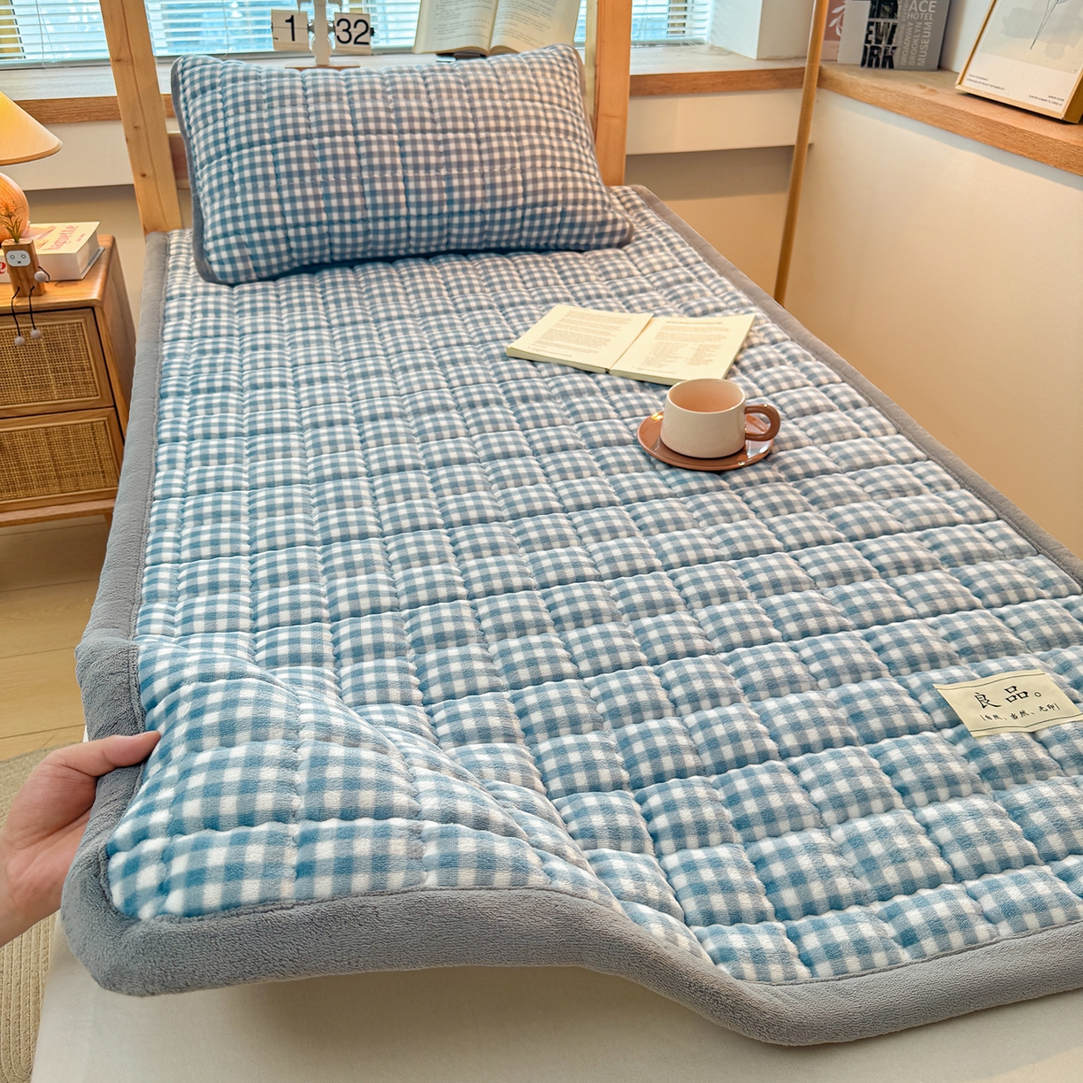 91家纺网 家纺一手货源 找家纺 喜居 【加厚200g夹棉】2025新款无印风良品牛奶绒床垫床褥子 良品-蓝小格