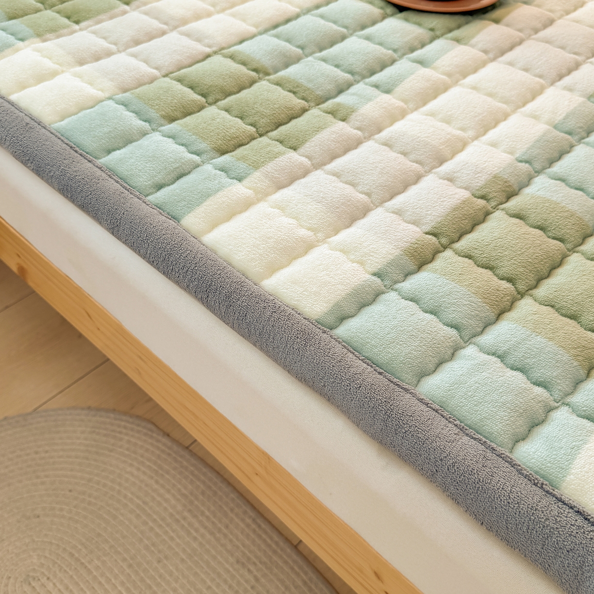 91家纺网 家纺一手货源 找家纺 喜居 【加厚200g夹棉】2025新款无印风良品牛奶绒床垫床褥子 良品-绿大格