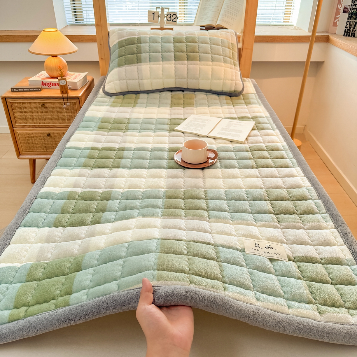 91家纺网 家纺一手货源 找家纺 喜居 【加厚200g夹棉】2025新款无印风良品牛奶绒床垫床褥子 良品-绿大格