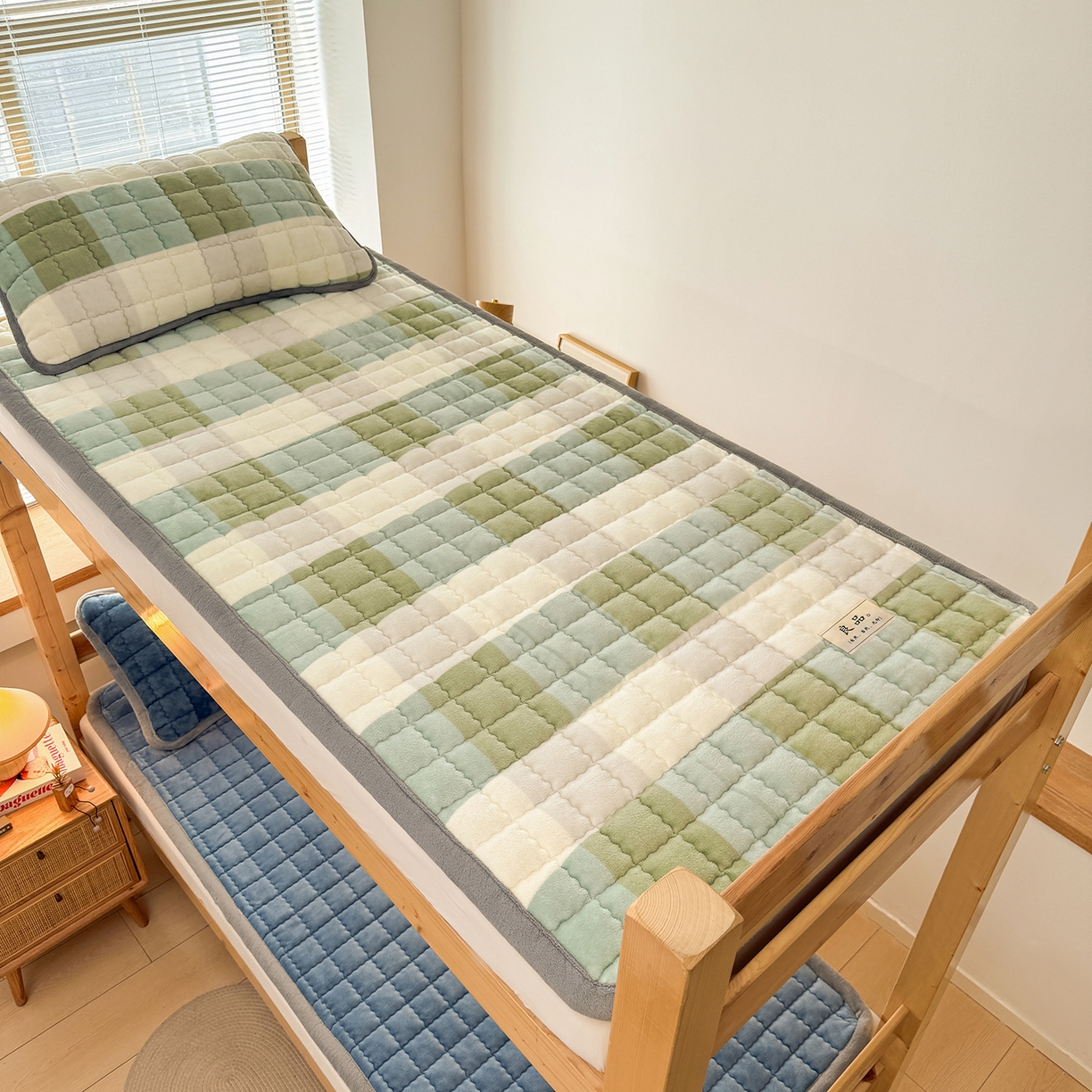 91家纺网 家纺一手货源 找家纺 喜居 【加厚200g夹棉】2025新款无印风良品牛奶绒床垫床褥子 良品-绿大格