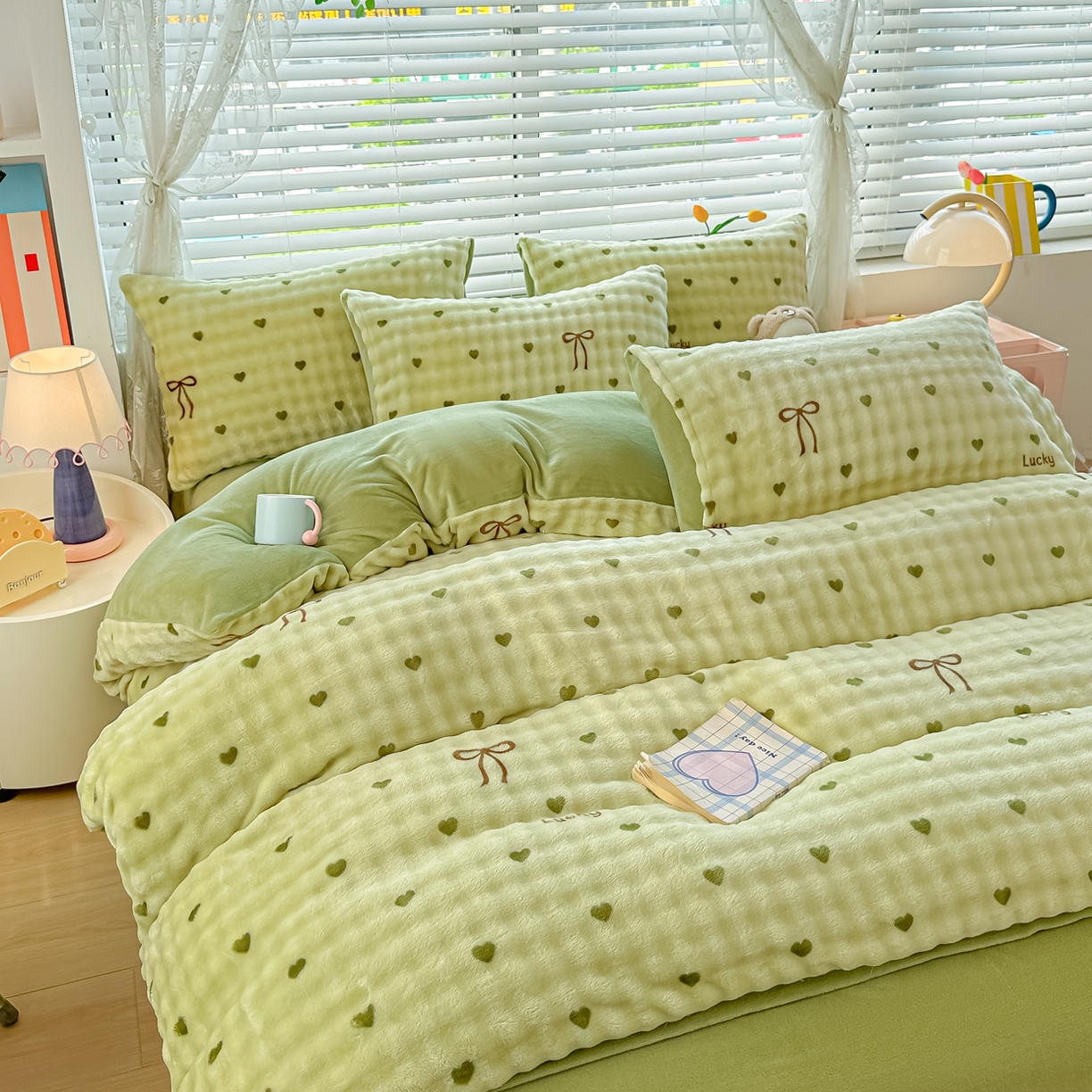 91家纺网 家纺一手货源 找家纺 归属 2025新款牛奶绒泡泡绒四件套 爱心绿