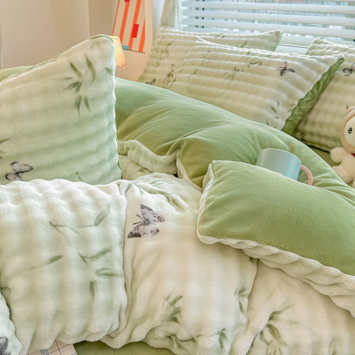 91家纺网 家纺一手货源 找家纺 归属 2025新款牛奶绒泡泡绒四件套 翠竹蝶