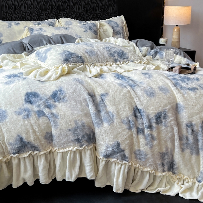 91家纺网 家纺一手货源 找家纺 创爱家纺 2025新款法式韩版花边兔毛绒印花四件套 法式花边-青花舞梦