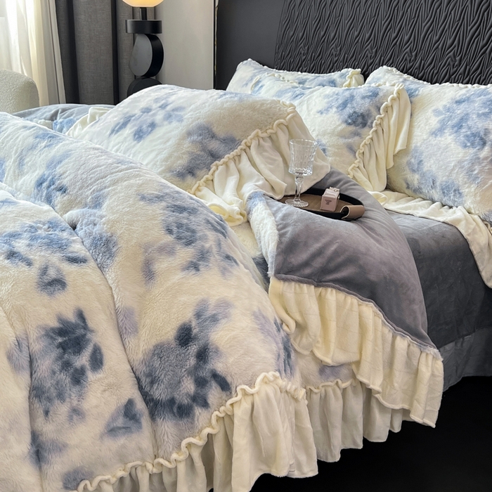 91家纺网 家纺一手货源 找家纺 创爱家纺 2025新款法式韩版花边兔毛绒印花四件套 法式花边-青花舞梦