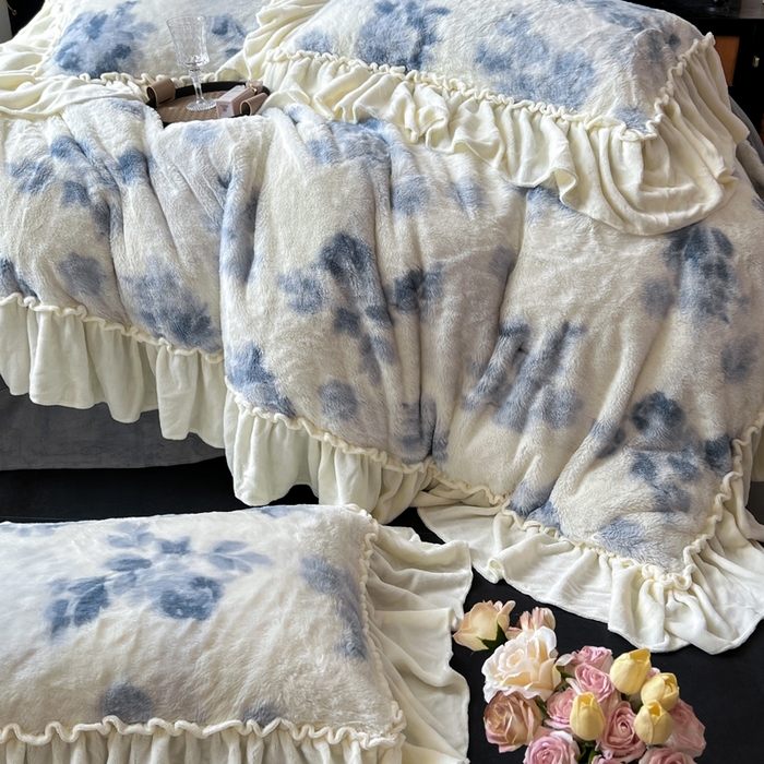 91家纺网 家纺一手货源 找家纺 创爱家纺 2025新款法式韩版花边兔毛绒印花四件套 法式花边-青花舞梦