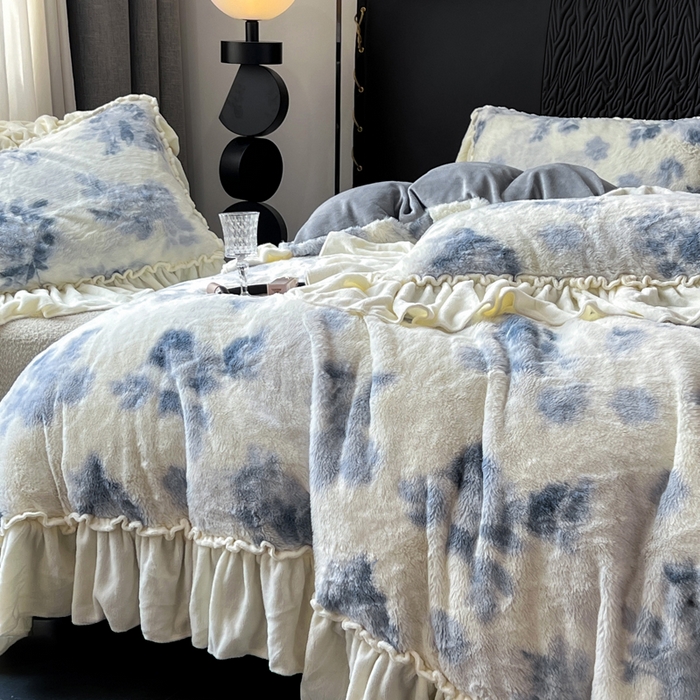 91家纺网 家纺一手货源 找家纺 创爱家纺 2025新款法式韩版花边兔毛绒印花四件套 法式花边-青花舞梦