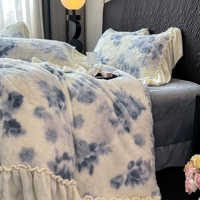 91家纺网 家纺一手货源 找家纺 创爱家纺 2025新款法式韩版花边兔毛绒印花四件套 法式花边-青花舞梦