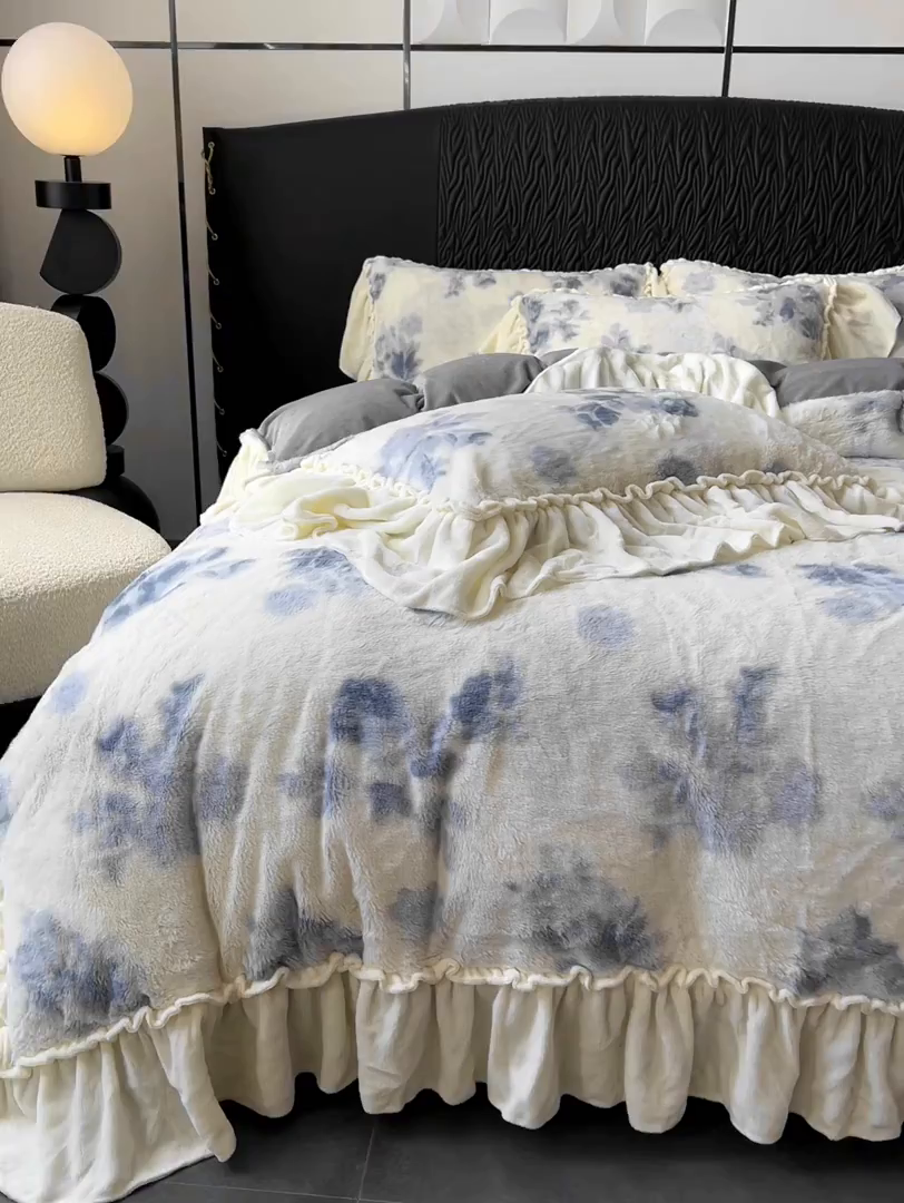 91家纺网 家纺一手货源 找家纺 创爱家纺 2025新款法式韩版花边兔毛绒印花四件套 法式花边-青花舞梦