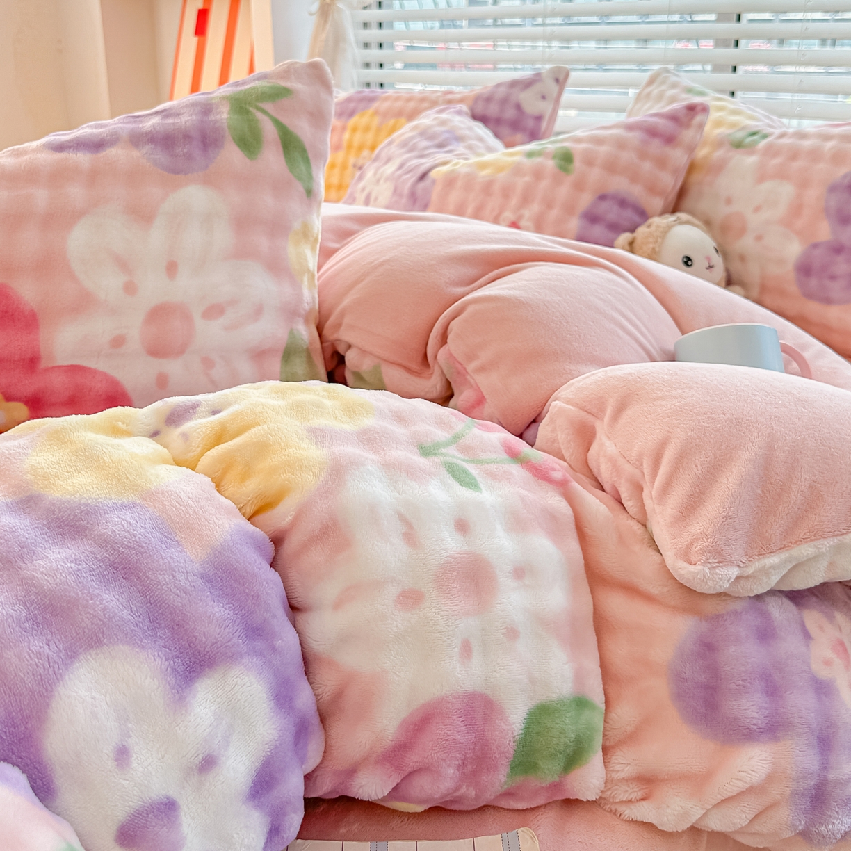 91家纺网 家纺一手货源 找家纺 归属 2025新款牛奶绒泡泡绒四件套 花漾儿