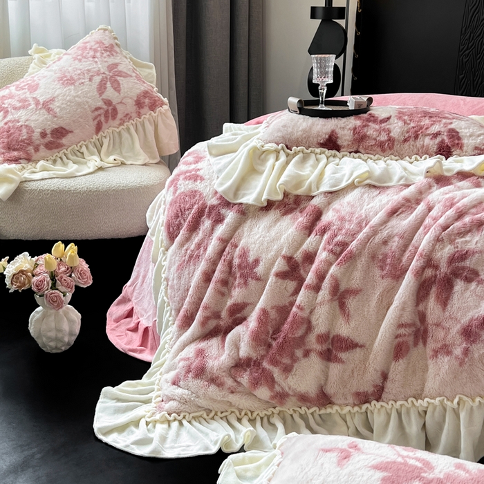 91家纺网 家纺一手货源 找家纺 创爱家纺 2025新款法式韩版花边兔毛绒印花四件套 法式花边-花间密语