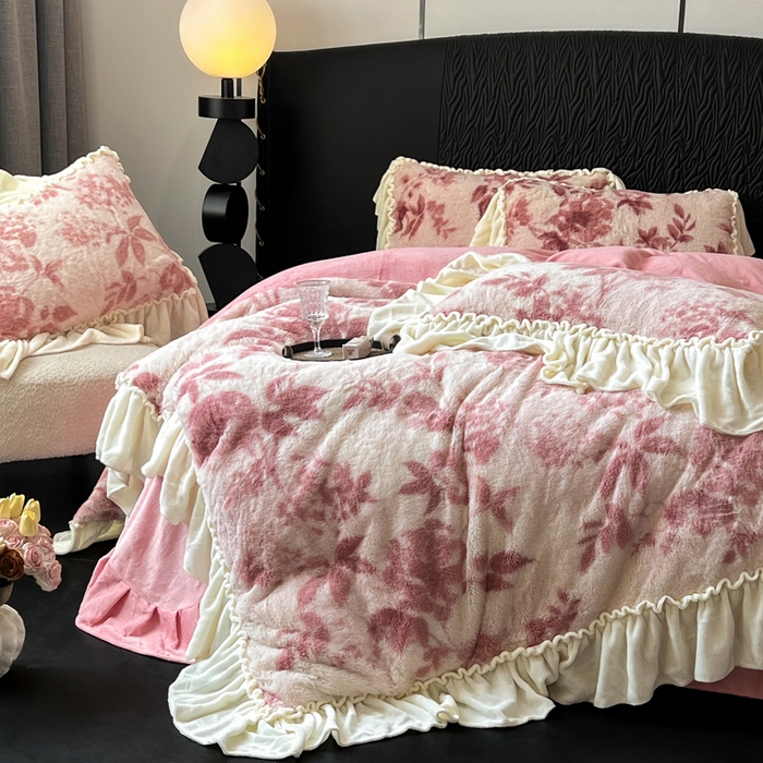 91家纺网 家纺一手货源 找家纺 创爱家纺 2025新款法式韩版花边兔毛绒印花四件套 法式花边-花间密语