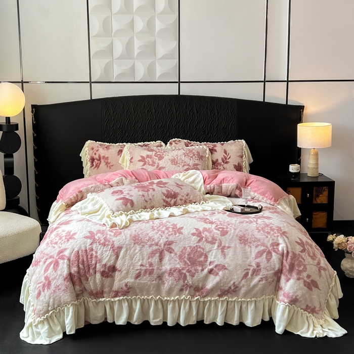 91家纺网 家纺一手货源 找家纺 创爱家纺 2025新款法式韩版花边兔毛绒印花四件套 法式花边-花间密语