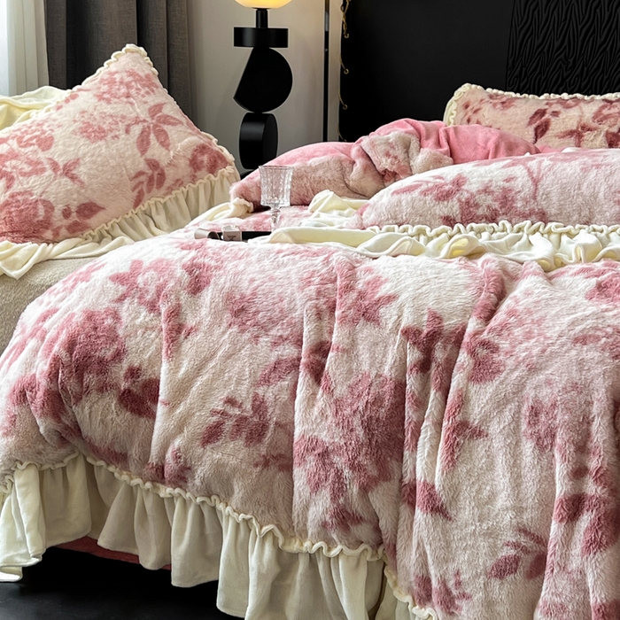 91家纺网 家纺一手货源 找家纺 创爱家纺 2025新款法式韩版花边兔毛绒印花四件套 法式花边-花间密语