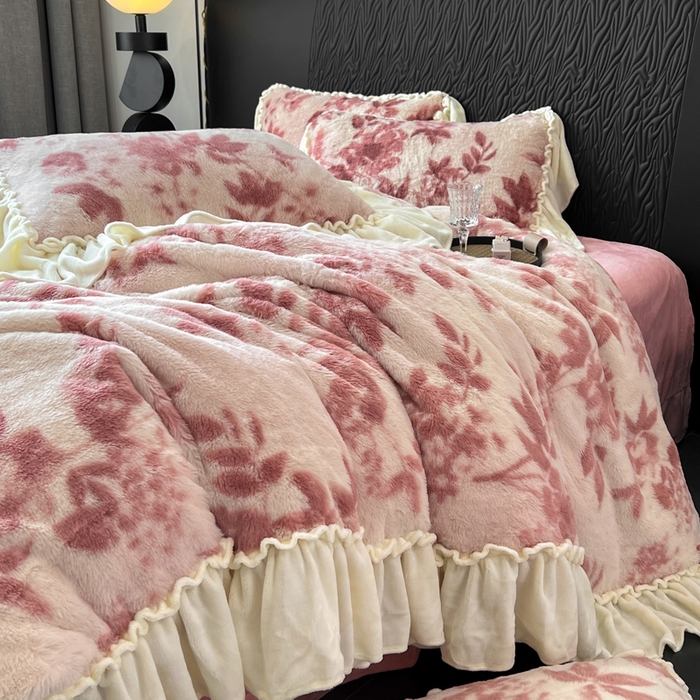 91家纺网 家纺一手货源 找家纺 创爱家纺 2025新款法式韩版花边兔毛绒印花四件套 法式花边-花间密语