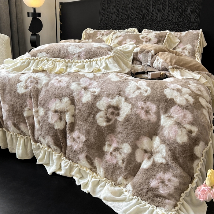 91家纺网 家纺一手货源 找家纺 创爱家纺 2025新款法式韩版花边兔毛绒印花四件套 法式花边-秘境花园