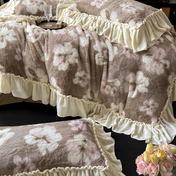 91家纺网 家纺一手货源 找家纺 创爱家纺 2025新款法式韩版花边兔毛绒印花四件套 法式花边-秘境花园