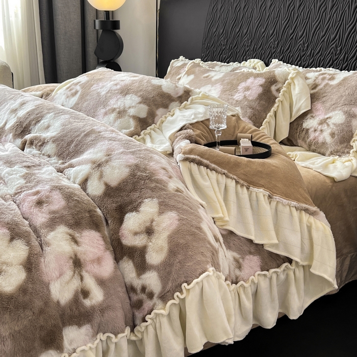 91家纺网 家纺一手货源 找家纺 创爱家纺 2025新款法式韩版花边兔毛绒印花四件套 法式花边-秘境花园