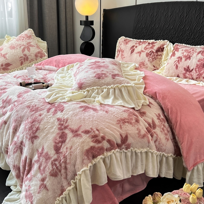 91家纺网 家纺一手货源 找家纺 创爱家纺 2025新款法式韩版花边兔毛绒印花四件套 法式花边-花间密语