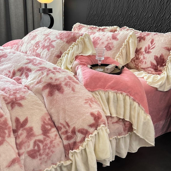 91家纺网 家纺一手货源 找家纺 创爱家纺 2025新款法式韩版花边兔毛绒印花四件套 法式花边-花间密语