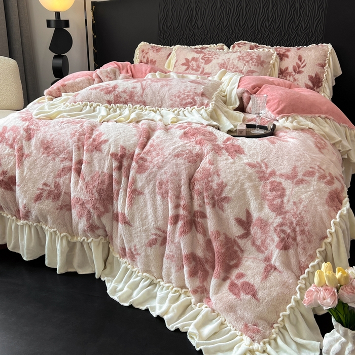 91家纺网 家纺一手货源 找家纺 创爱家纺 2025新款法式韩版花边兔毛绒印花四件套 法式花边-花间密语