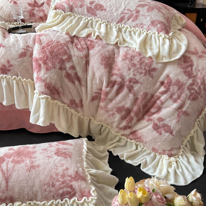 91家纺网 家纺一手货源 找家纺 创爱家纺 2025新款法式韩版花边兔毛绒印花四件套 法式花边-花间密语