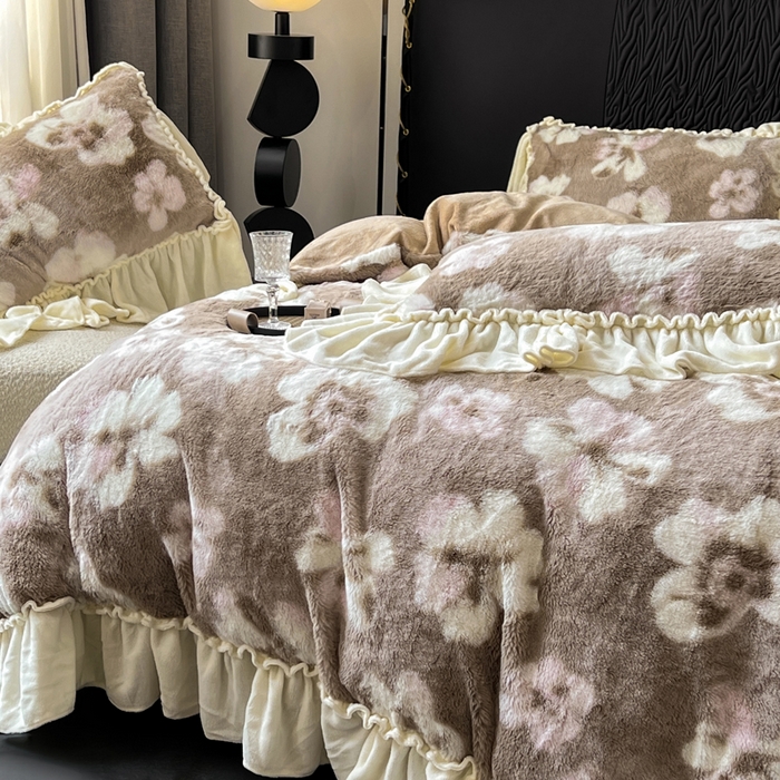 91家纺网 家纺一手货源 找家纺 创爱家纺 2025新款法式韩版花边兔毛绒印花四件套 法式花边-秘境花园