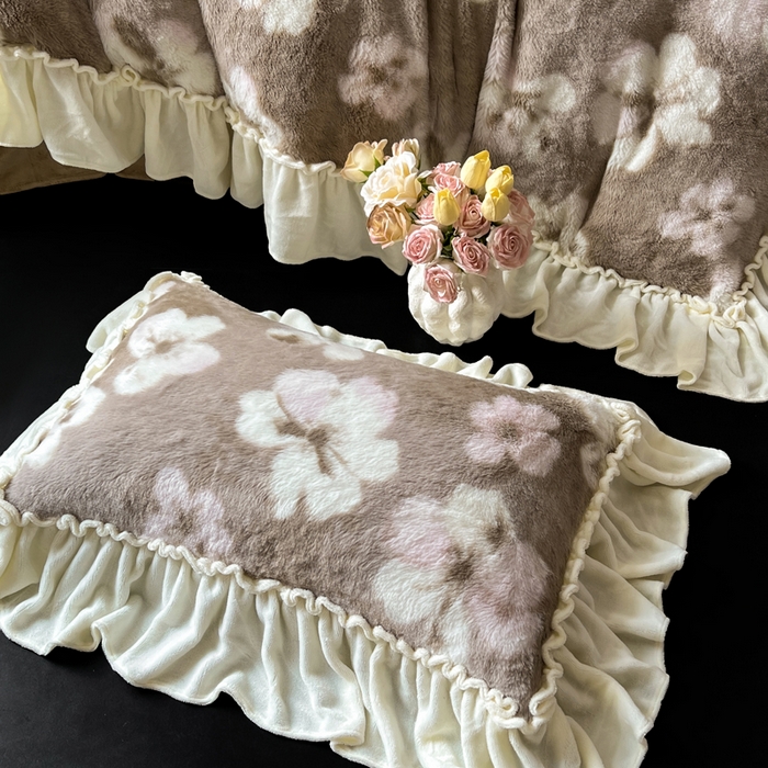 91家纺网 家纺一手货源 找家纺 创爱家纺 2025新款法式韩版花边兔毛绒印花四件套 法式花边-秘境花园