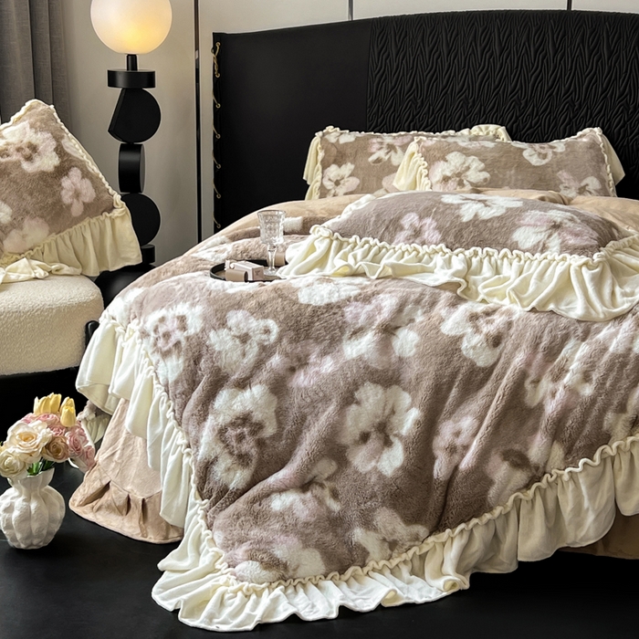 91家纺网 家纺一手货源 找家纺 创爱家纺 2025新款法式韩版花边兔毛绒印花四件套 法式花边-秘境花园