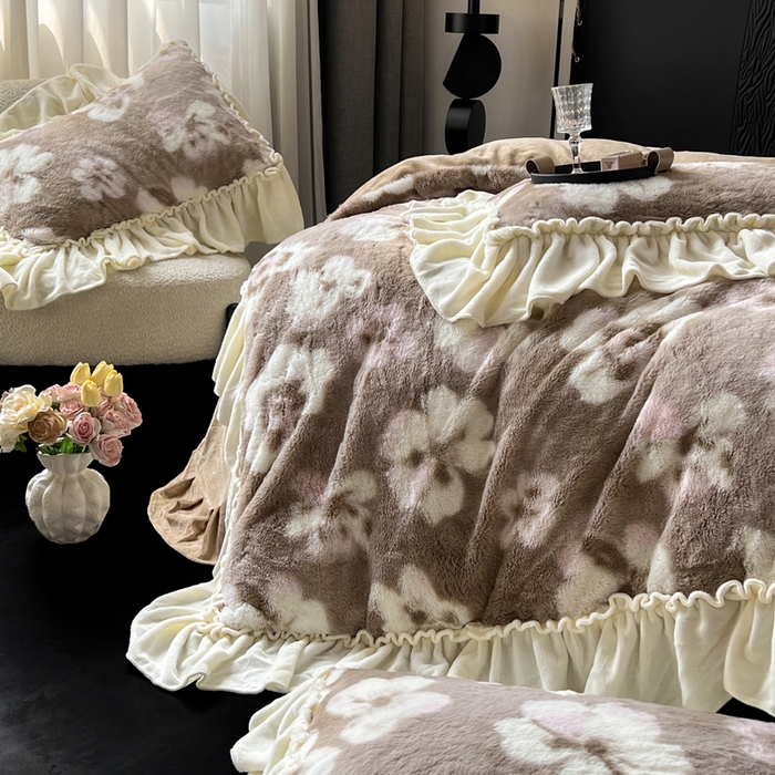 91家纺网 家纺一手货源 找家纺 创爱家纺 2025新款法式韩版花边兔毛绒印花四件套 法式花边-秘境花园