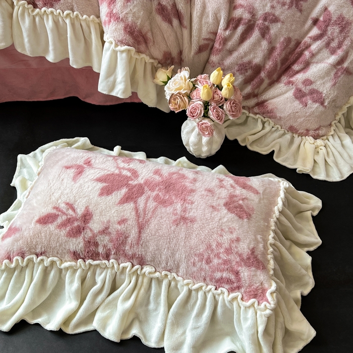 91家纺网 家纺一手货源 找家纺 创爱家纺 2025新款法式韩版花边兔毛绒印花四件套 法式花边-花间密语