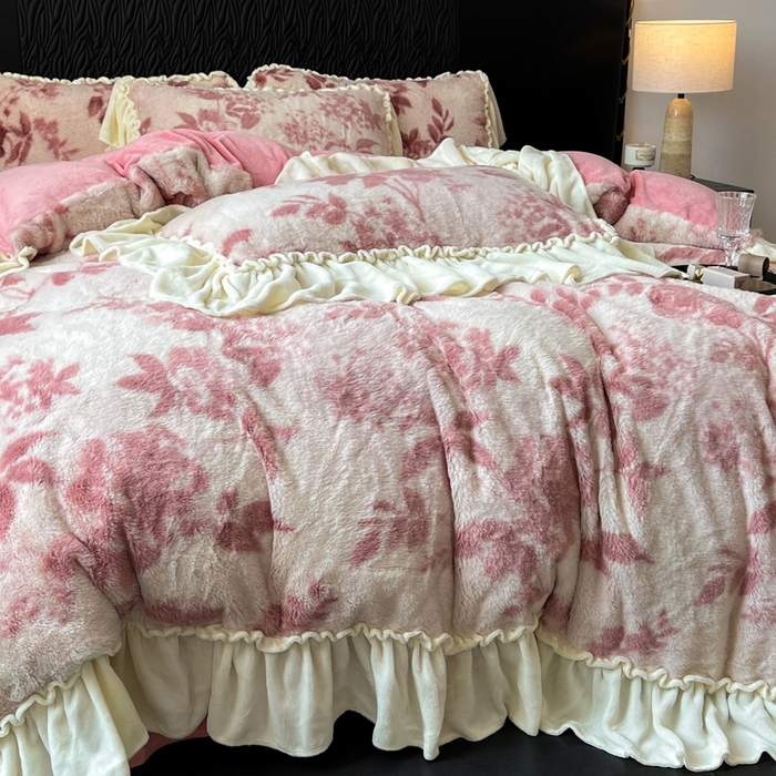 91家纺网 家纺一手货源 找家纺 创爱家纺 2025新款法式韩版花边兔毛绒印花四件套 法式花边-花间密语