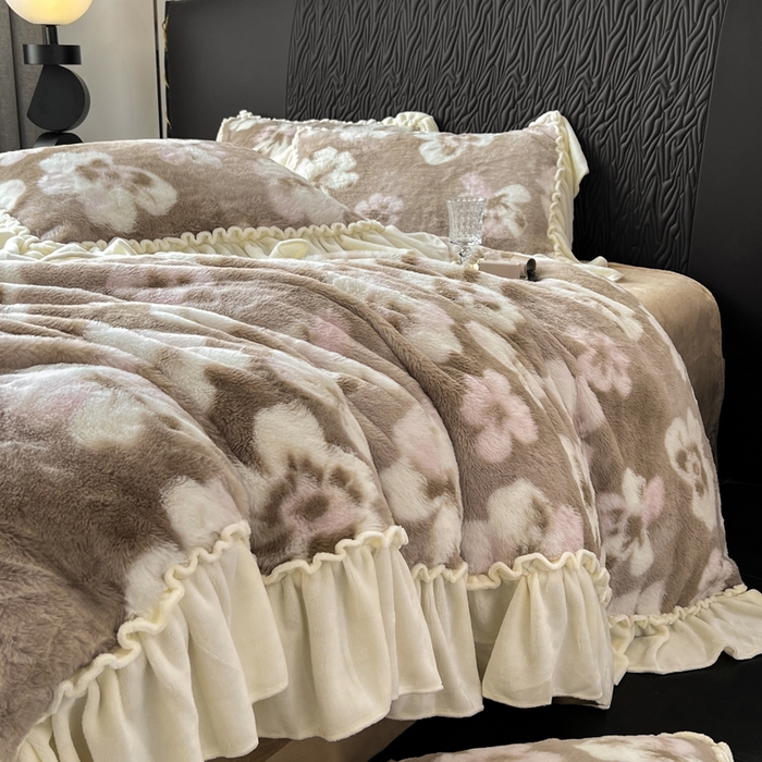 91家纺网 家纺一手货源 找家纺 创爱家纺 2025新款法式韩版花边兔毛绒印花四件套 法式花边-秘境花园