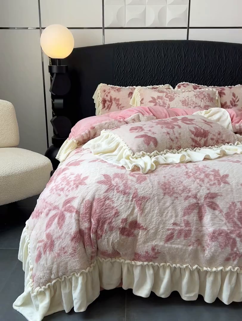 91家纺网 家纺一手货源 找家纺 创爱家纺 2025新款法式韩版花边兔毛绒印花四件套 法式花边-花间密语