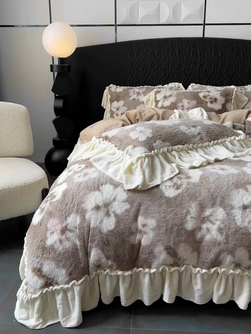 91家纺网 家纺一手货源 找家纺 创爱家纺 2025新款法式韩版花边兔毛绒印花四件套 法式花边-秘境花园