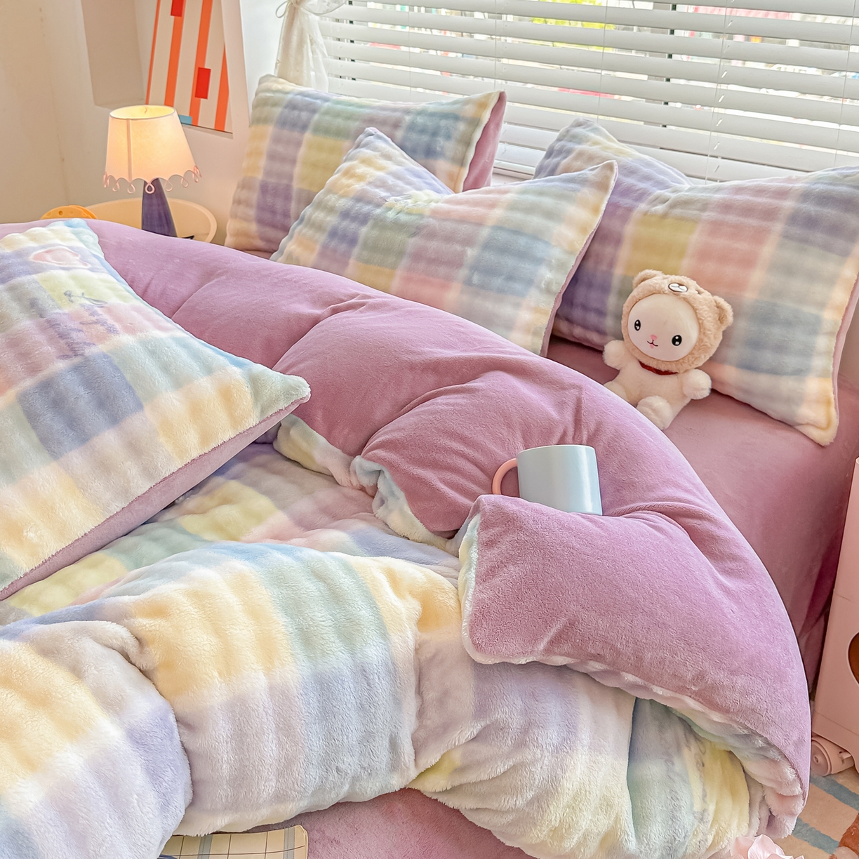 91家纺网 家纺一手货源 找家纺 归属 2025新款牛奶绒泡泡绒四件套 幻彩格