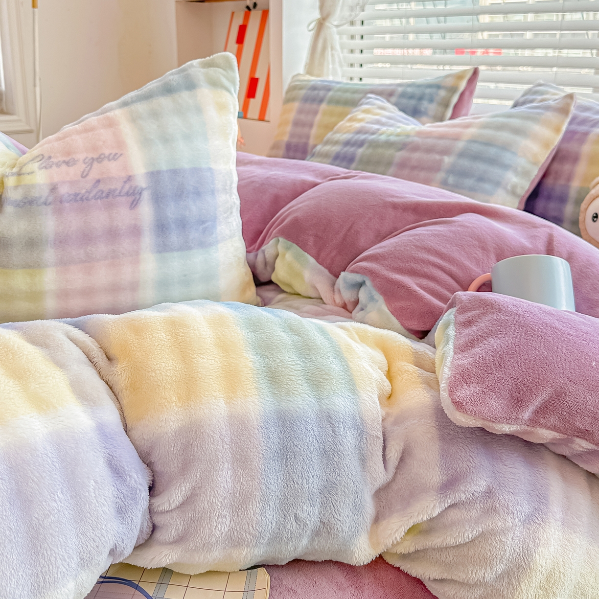 91家纺网 家纺一手货源 找家纺 归属 2025新款牛奶绒泡泡绒四件套 幻彩格