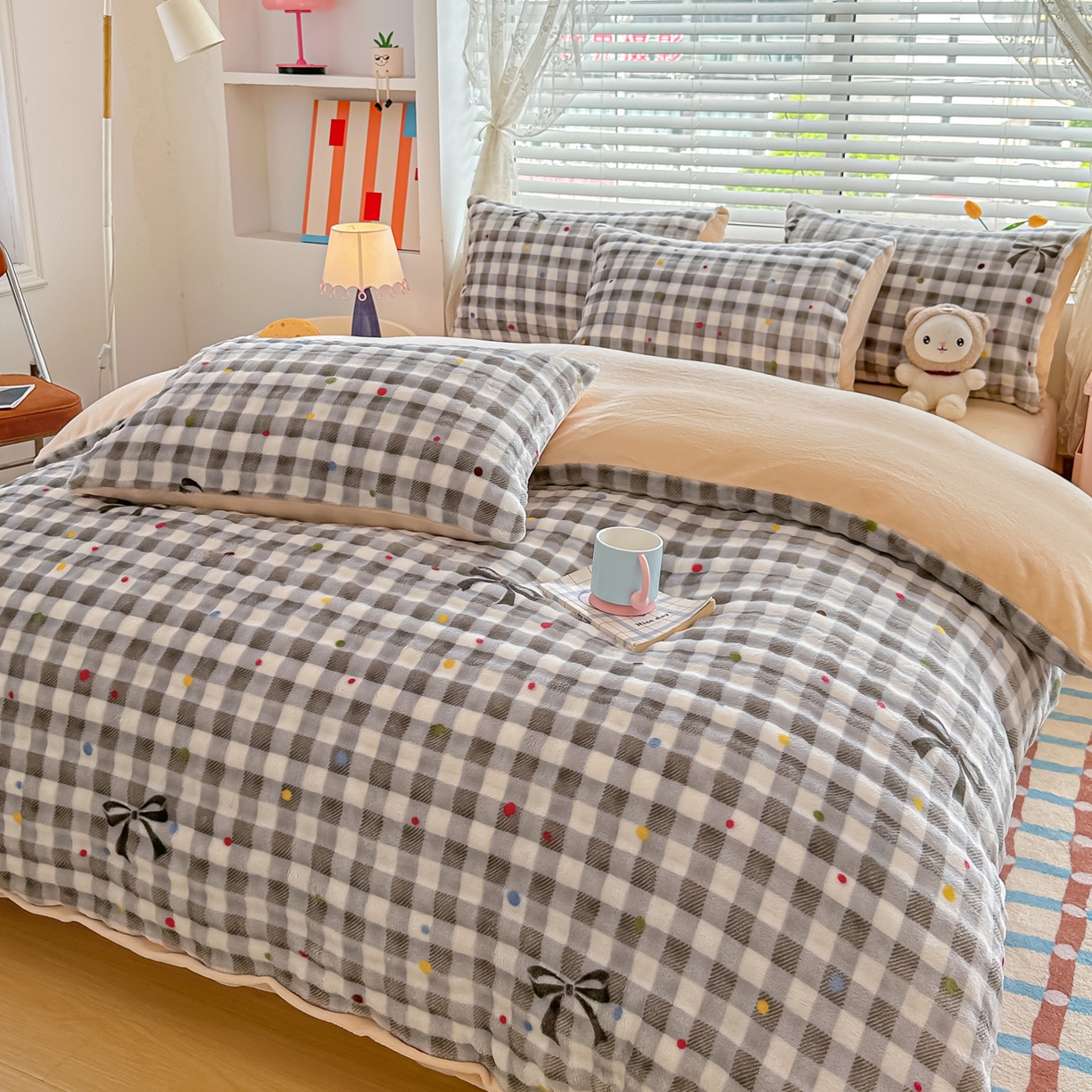 91家纺网 家纺一手货源 找家纺 归属 2025新款牛奶绒泡泡绒四件套 灰格韵