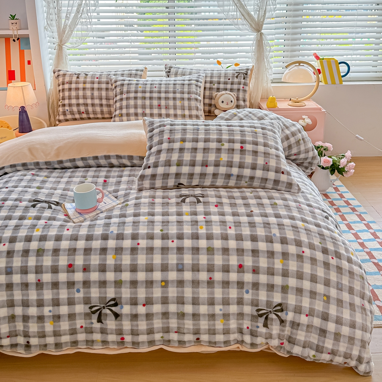 91家纺网 家纺一手货源 找家纺 归属 2025新款牛奶绒泡泡绒四件套 灰格韵